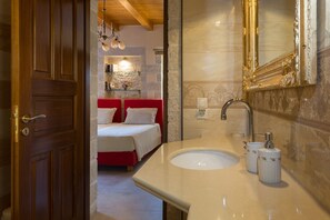 Bathtub, hair dryer, towels - 5 bedroom Villa with Traditional Elements (Rethymno)