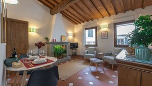 Un salon chaleureux avec une cheminée, un coin salon et un espace repas.
