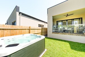 Terrace/patio - Summerland 10 @ Glorious Diamond Beach with outdoor spa (Diamond Beach)