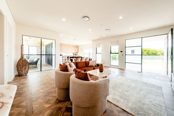 Smart TV - Summerland 10 @ Glorious Diamond Beach with outdoor spa (Diamond Beach)