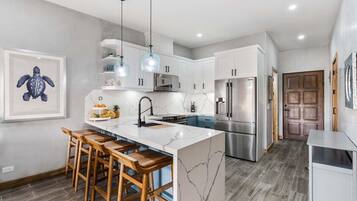 Réfrigérateur, micro-ondes, four, plaque de cuisson