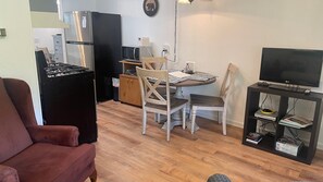 Télévision, cheminée, lecteur de DVD, livres