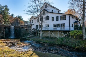 Exterior - Mill House Lodge -NEW King Bed, overlooks Lake and Pool (Flat Rock)