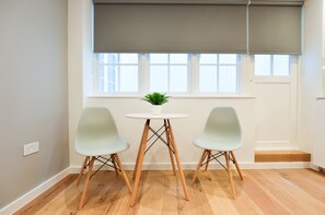 Lower Ground Floor Deluxe Studio Apartment | Aire de séjour | Téléviseur à écran plat, planchers chauffants