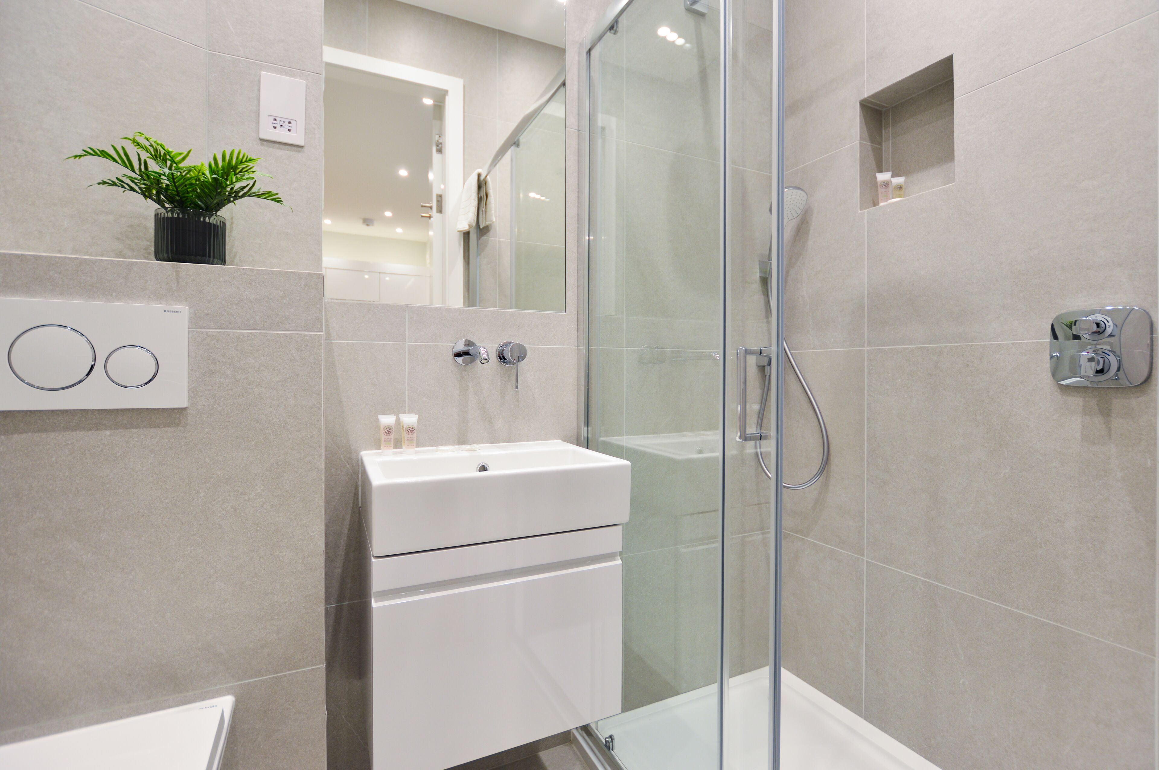 Lower Ground Floor Studio Apartment | Salle de bain | Douche, douche cascade, articles de toilette (gratuits)