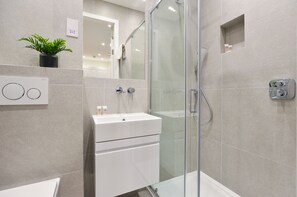 Lower Ground Floor Studio Apartment | Baño | Regadera, regadera tipo lluvia, amenidades de baño gratuitas 