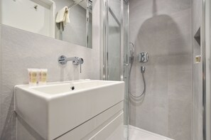 Lower Ground Floor Deluxe Studio Apartment | Salle de bain | Douche, douche cascade, articles de toilette (gratuits)