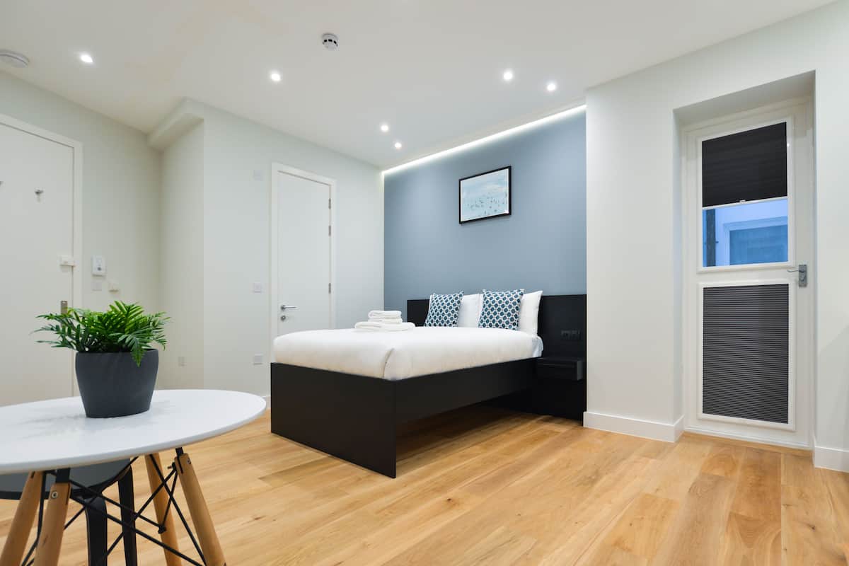 1 habitación, ropa de cama hipoalergénica y muebles diferentes