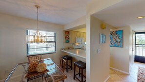 Dining - Prime Location I Free Beach Access Directly Across The Street!!! (Marco Island)