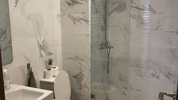 Dusj, hårføner, håndklær og såpe