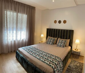 2 عدّة غرف نوم ومكواة/لوح كي وواي فاي وملاءات أسرّة