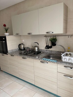 Microondas, cafetera/tetera, utensilios de cocina