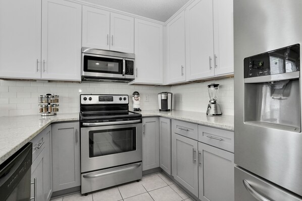 Fridge, microwave, oven, stovetop - Blue Hawaiian 6 Bedrooms Second Row (Surfside Beach)