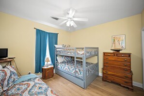 3 chambres, fer et planche à repasser, Wi-Fi, draps fournis
