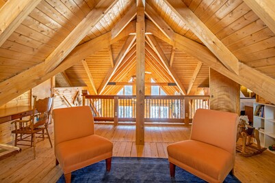 Hot Tub, Scenic Views, Pet Friendly!