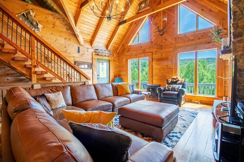 Hot Tub, Scenic Views, Pet Friendly!