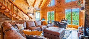 Hot Tub, Scenic Views, Pet Friendly!