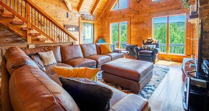 Hot Tub, Scenic Views, Pet Friendly!