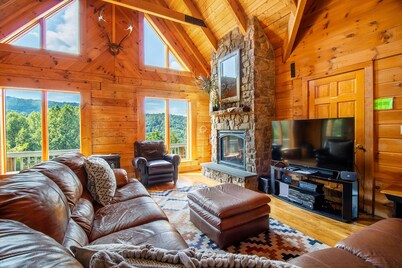 Hot Tub, Scenic Views, Pet Friendly!