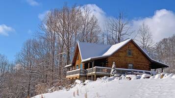 Hensley Hollow Lodge in the snow