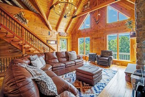 Televisor, llar de foc i reproductor de DVD 