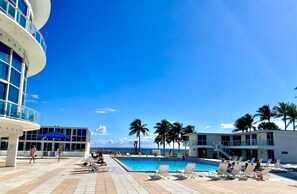 Outdoor pool - Direct ocean front condo Miami Beach (Miami Beach)