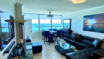 Deluxe-Apartment | Wohnbereich | 55-Zoll-Smart-TV mit Kabelempfang, Fernseher, Netflix