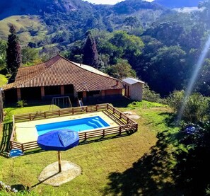 Een binnenzwembad en een buitenzwembad