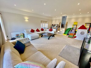 Smart TV, fireplace, video games, DVD player - Rozel - Ashdown Forest views, huge garden, sleeps 14 in East Grinstead (East Grinstead)