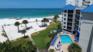 Ein Hotel mit Pool, Strand und Meerblick.