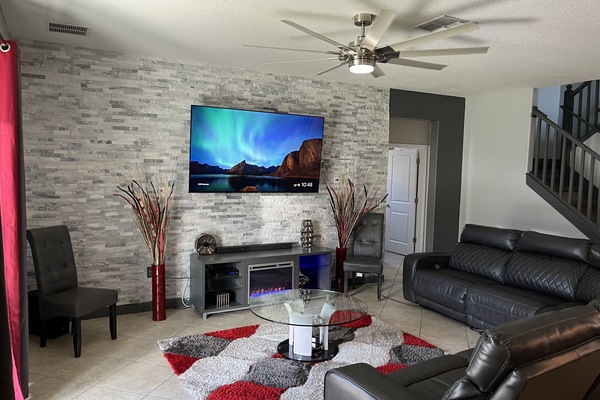 Smart TV, chimenea, futbolito y libros