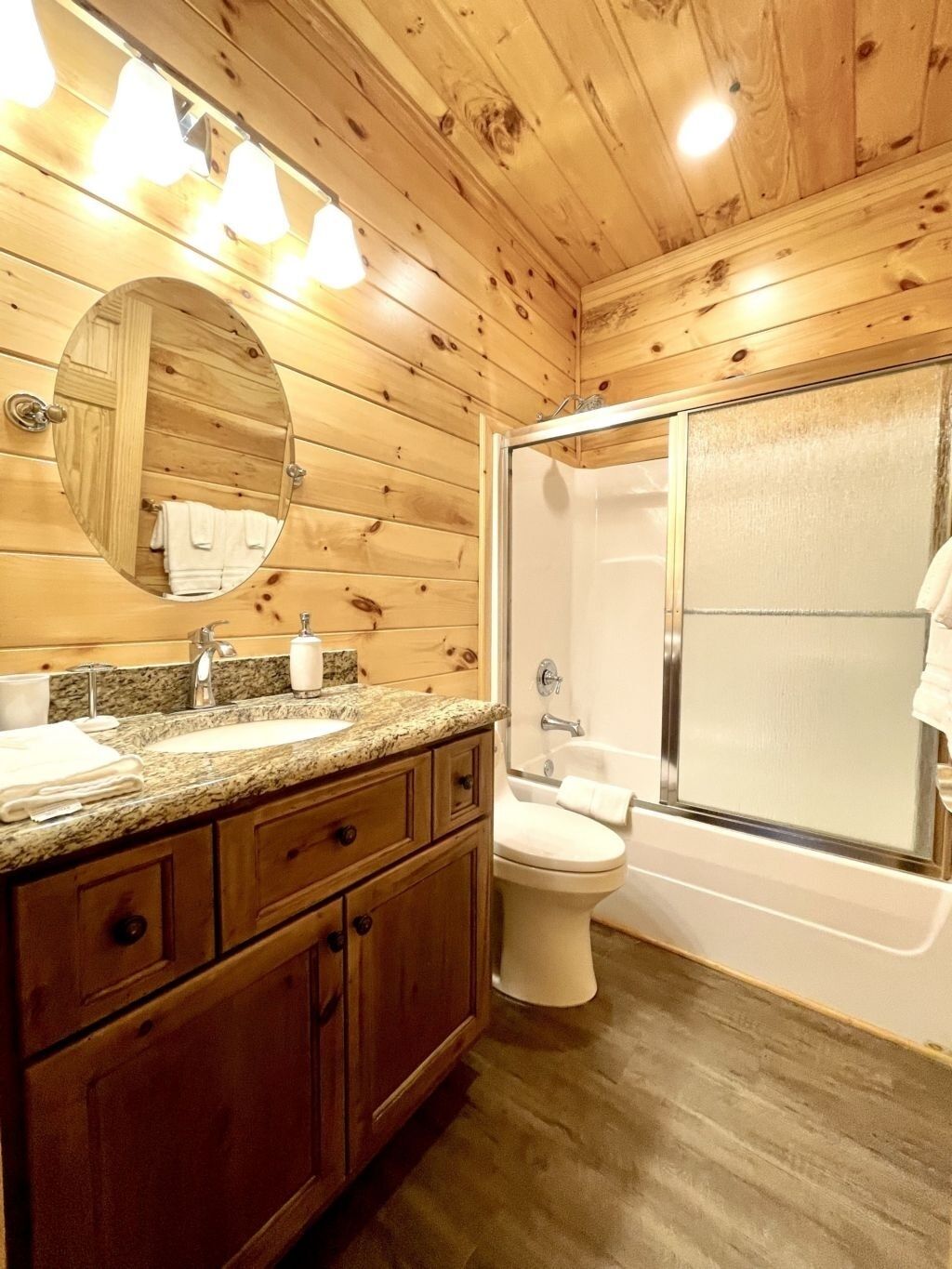 Chalet rustique, 2 chambres | Salle de bain | Serviettes fournies