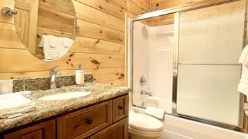 Chalet rustique, 2 chambres | Salle de bain | Serviettes fournies