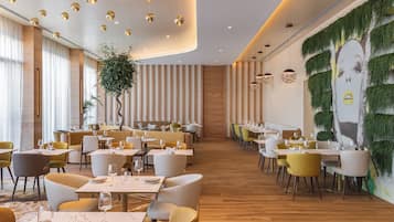 2 restaurantes; se sirve desayuno, almuerzo, cena y brunch
