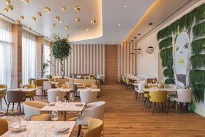 2 nhà hàng; phục vụ bữa sáng, bữa trưa, bữa tối và bữa sáng muộn