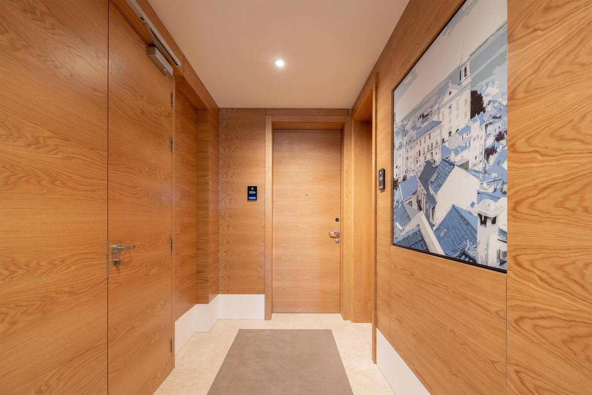 Memory foam beds, in-room safe, desk, soundproofing