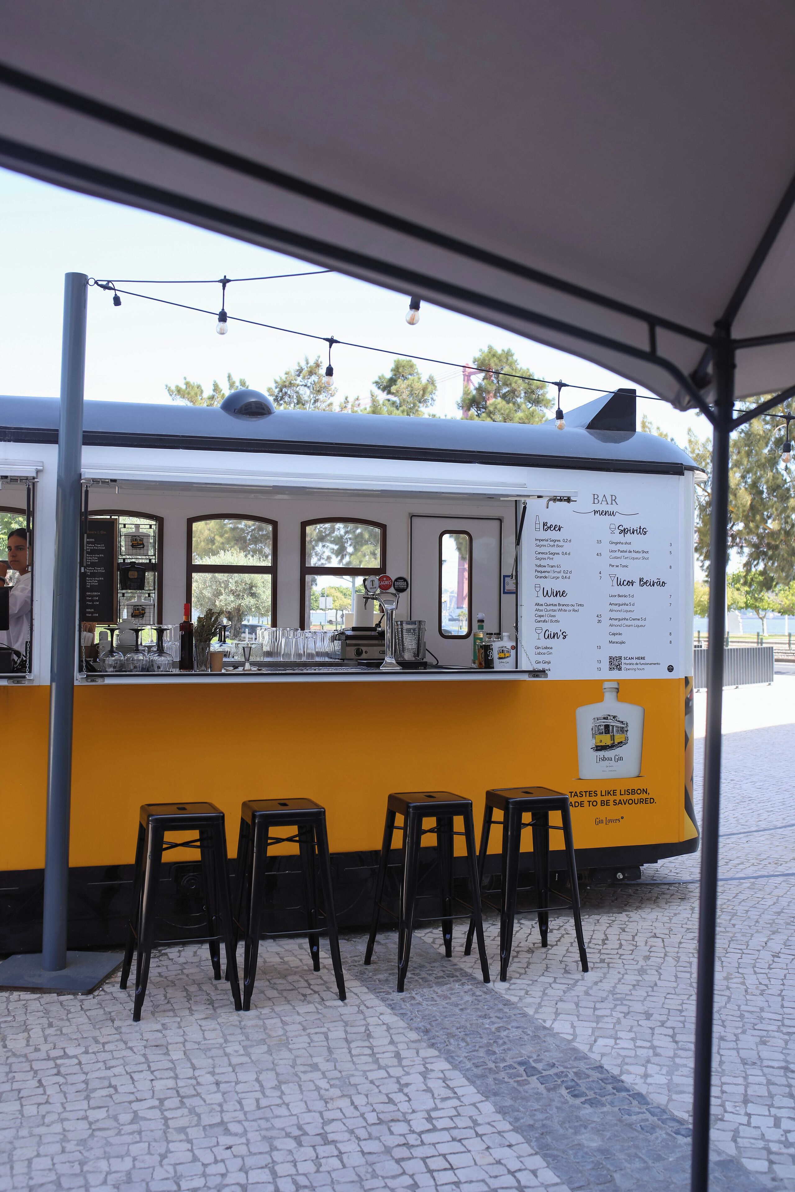 2 restaurants servant le petit déjeuner, le déjeuner et le dîner