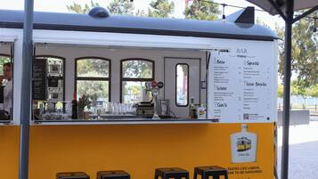 2 restaurants; breakfast, lunch, dinner, and brunch served