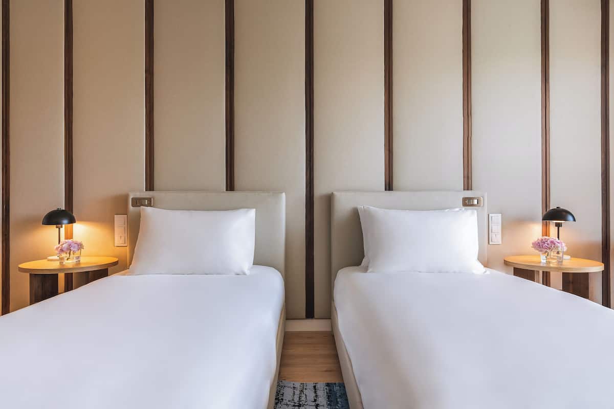 Matelas mémoire de forme, coffres-forts dans les chambres, bureau