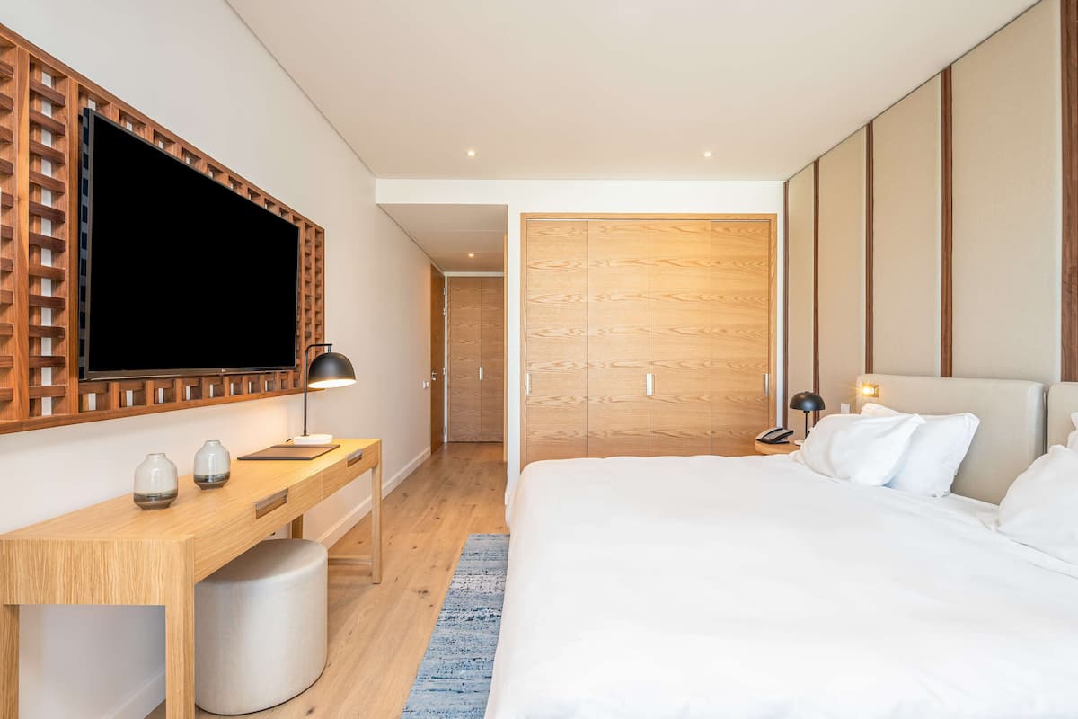 Memory-foam beds, in-room safe, desk, soundproofing
