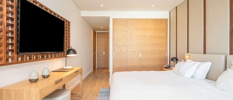 Memory foam-madrasser, vÀrdeförvaringsskÄp pÄ rummet och skrivbord