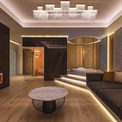 Salas de tratamiento para parejas, un sauna, una bañera de hidromasaje