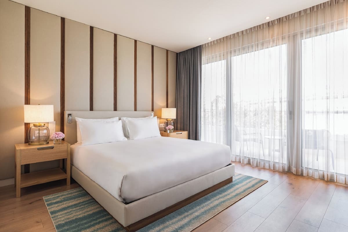 Memory foam beds, in-room safe, desk, soundproofing