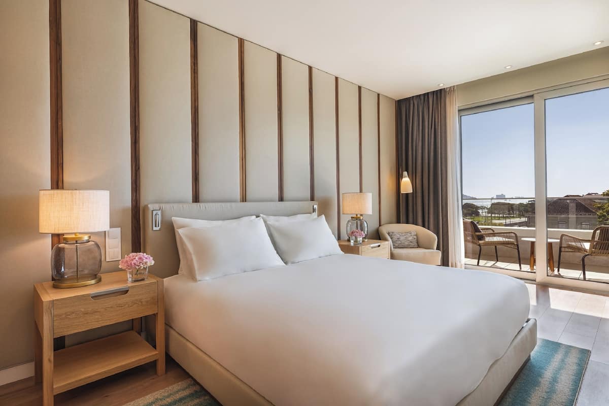 Memory foam beds, in-room safe, desk, soundproofing