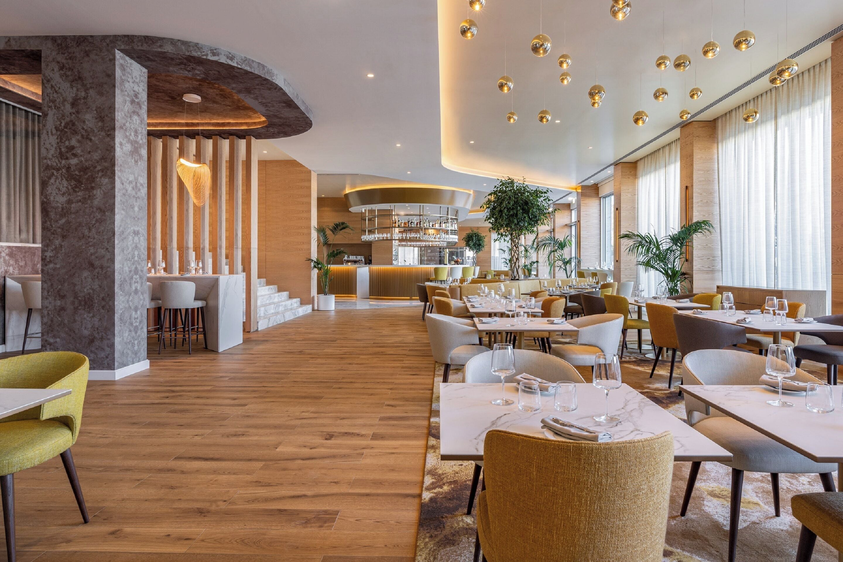 2 restaurantes, se sirve desayuno, cocina local e internacional 