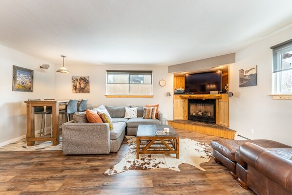 Flat-screen TV, fireplace