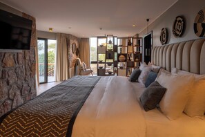 Suite presidencial | Minibar, caja de seguridad en la habitación y escritorio 