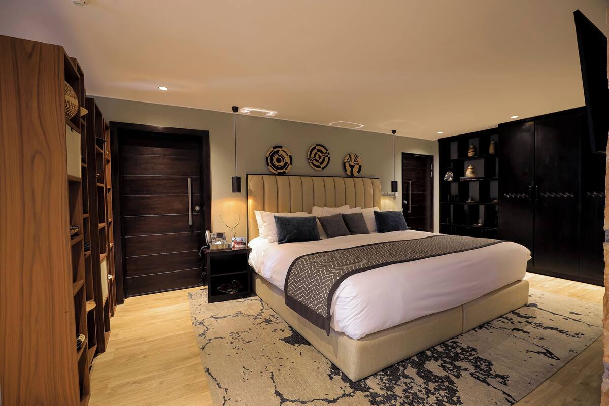 Presidential Suite | Minibar, in-room safe, desk, laptop workspace