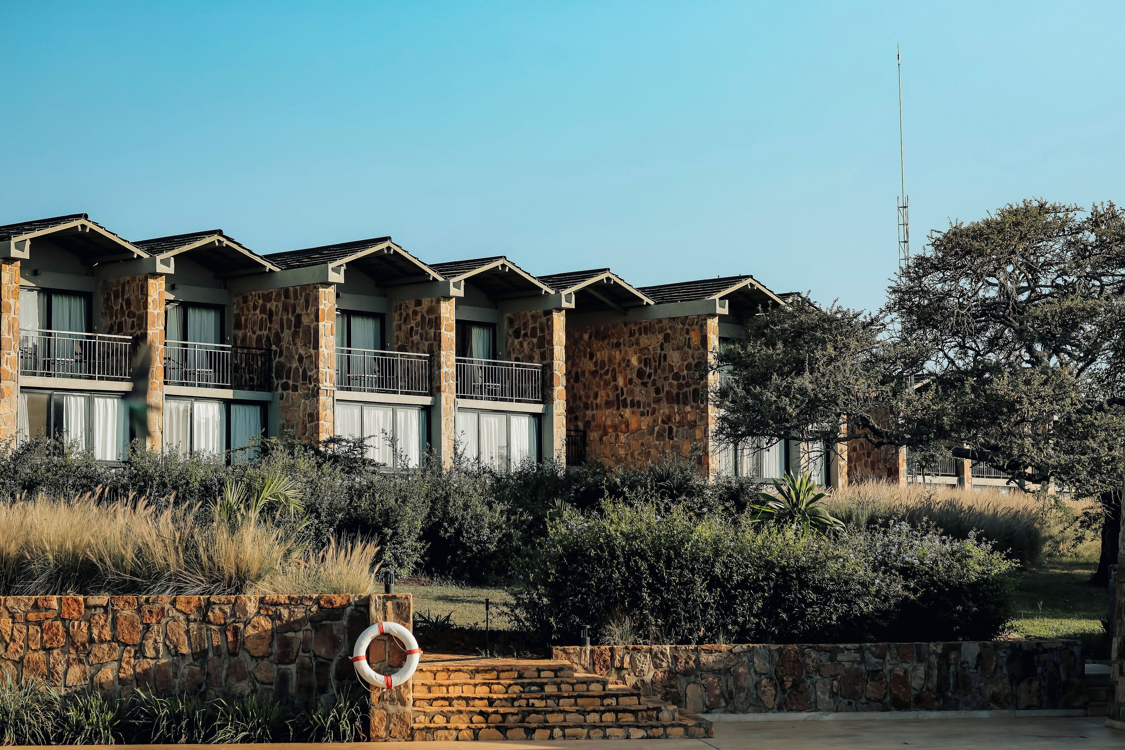 Un edificio de varios pisos con fachadas de piedra y balcones.