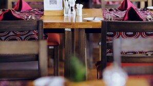 Ravintolassa on puupöydät ja -tuolit, ruokalista on saatavilla QR-koodin avulla, ja siellä on koristeelliset suola- ja pippurisirottimet.